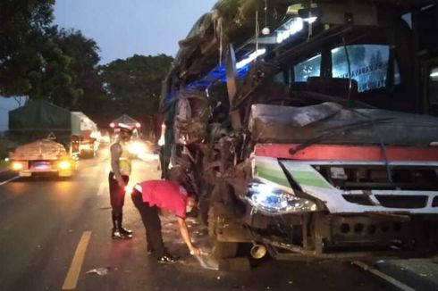 Kecelakaan Bus dan Truk Gandeng di Nganjuk, 9 Orang Luka-luka, Diduga Sopir Melaju Terlalu ke Kanan