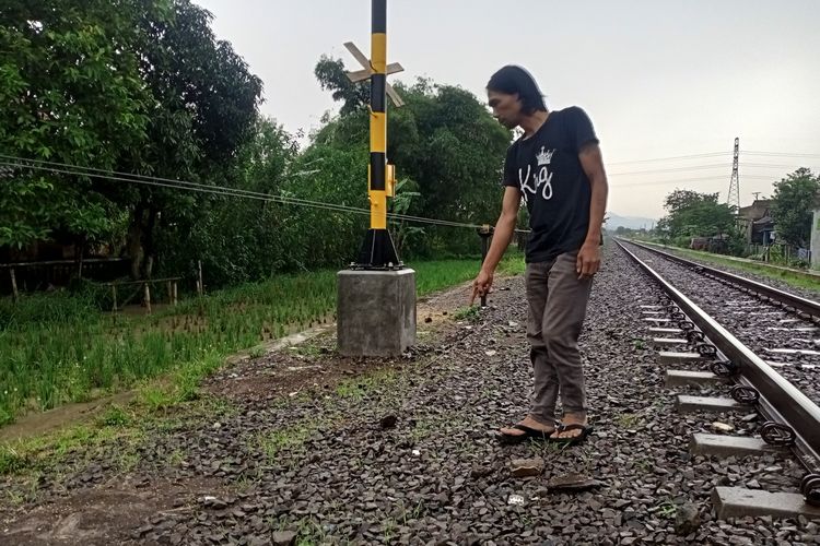Engkos (40) menunjukkan lokasi anaknya terserempet kereta api jelang Lebaran, pada Senin (9/5/2022).