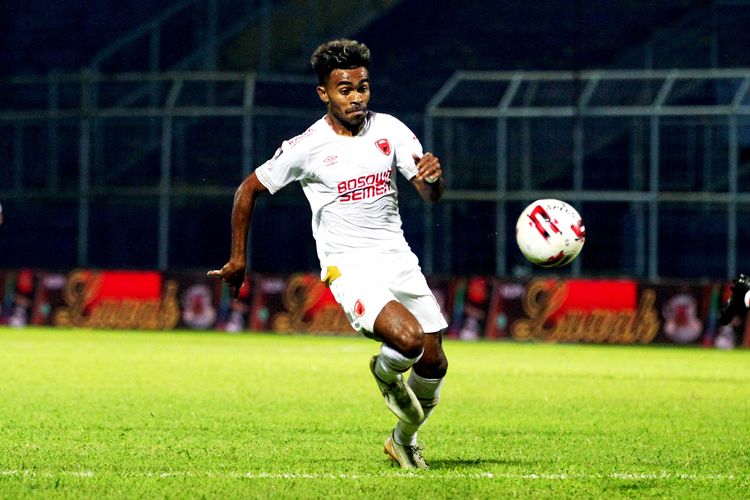 Pemain muda PSM Makasaar Yacob Sayuri menyumbang satu gol saat laga perdana babak penyisihan grup B Piala Menpora 2021 yang berakhir dengan skor 0-2 di Stadion Kanjuruhan Kabupaten Malang, Jawa Timur, Senin (22/03/2021) malam.
