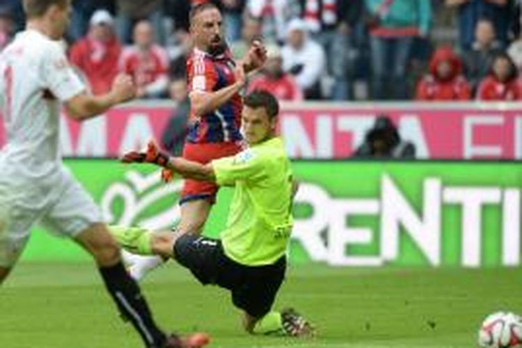 Gelandang Bayern Muenchen, Franck Ribery, saat menceploskan bola ke gawang VfB Stuttgart pada lanjutan Bundesliga di Stadion Allianz Arena, Sabtu (13/9/2014). Bayern menang 2-0 pada pertandingan tersebut. 