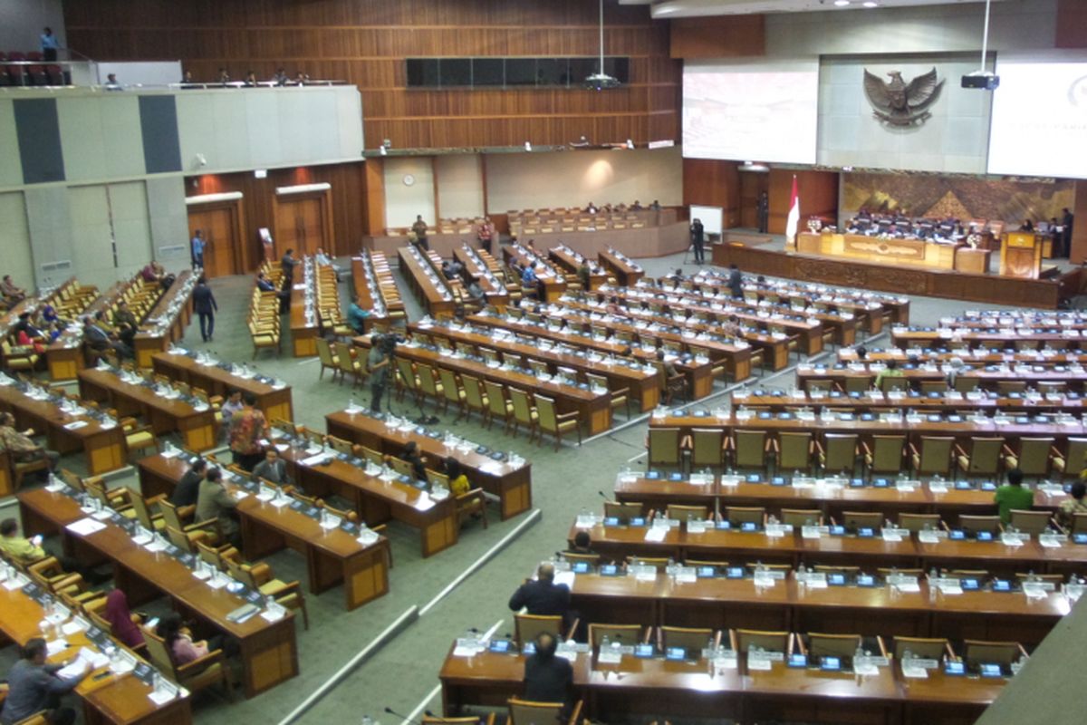 Suasana rapat paripurna pengambilan keputusan atas usulan hak angkrt yang ditujukan Komisi III DPR kepada Komisi Pemberantasan Korupsi, Jumat (28/4/2017). Usulan hak angkrt tersebut disetujui dalam paripurna tersebut, meski sejumlah fraksi menolaknya.