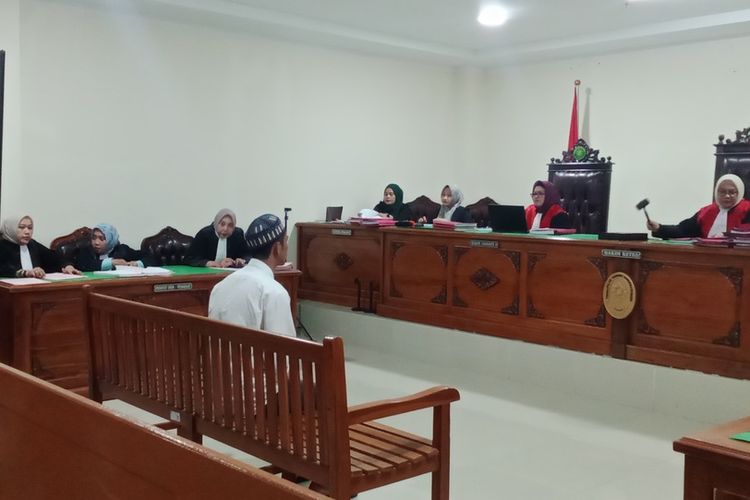 Jibril, terdakwa pembunuhan terhadap gadis dengan 98 tusukan menjalani sidang di pengadilan negeri (PN) Sungguminasa, Kabupaten Gowa, Sulawesi Selatan. Selasa, (12/8/2025).