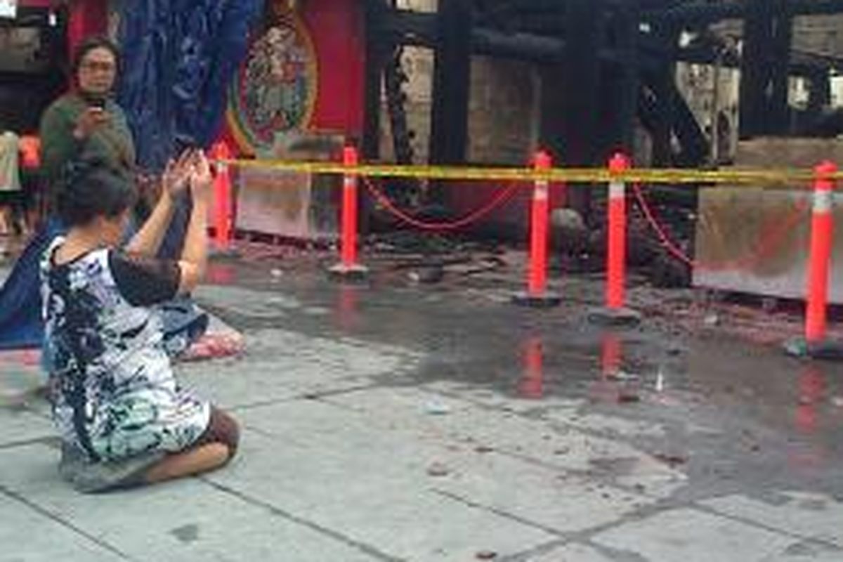Yeni, warga Jelambar, Jakarta Barat sembahyang di depan sisa-sisa kebakaran Wihara Dharma Bakti, Senin (2/3/2015)