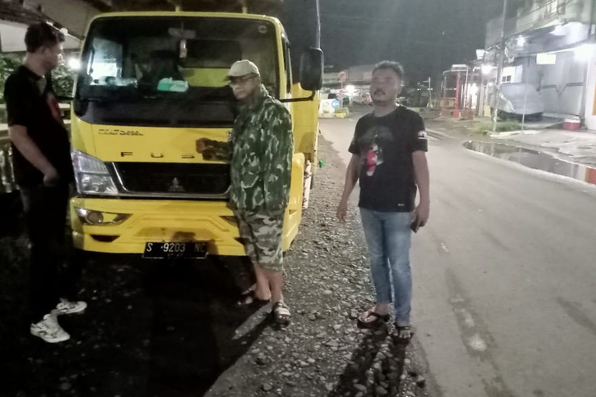 Dua warga Madura diamankan Polsek Mayang, Kabupaten Jember karena membawa pupuk subsidi secara ilegal