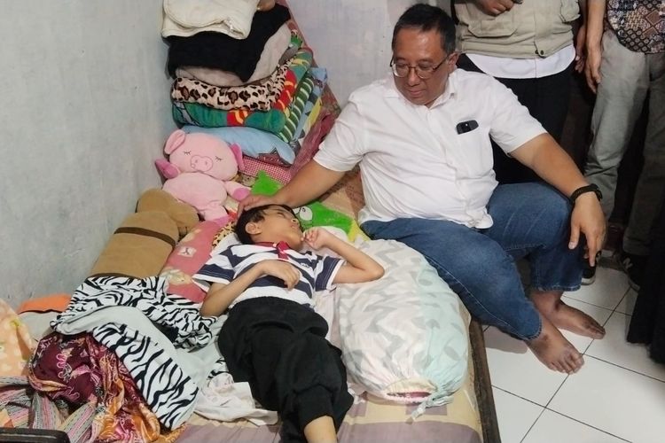 Calon Wali Kota Bandung, Haru Suandaru, mengunjungi pasien hidrosefalus. 