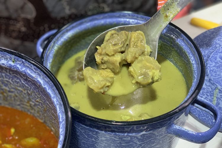 Lauk Ketupat Cap Go Meh Gloria Ny. Kartika Tjandra saat ditemui di  Halalicious Food Festival 2025, Rabu (8/10/2025).
