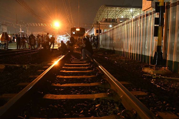 Sejumlah calon penumpang menunggu KRL di Stasiun Manggarai, Jakarta, Selasa (29/10/2019). Peristiwa tawuran yang terjadi di sekitar Manggarai menyebabkan perjalanan KRL terganggu hingga menyebabkan penumpukan penumpang di sejumlah stasiun.