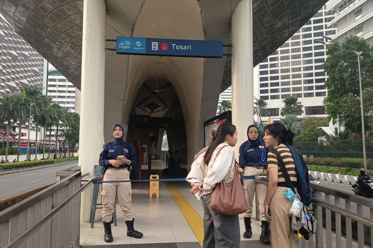 Massa BEM UI Demo di Jalan Sudirman, Halte Transjakarta Tosari Ditutup