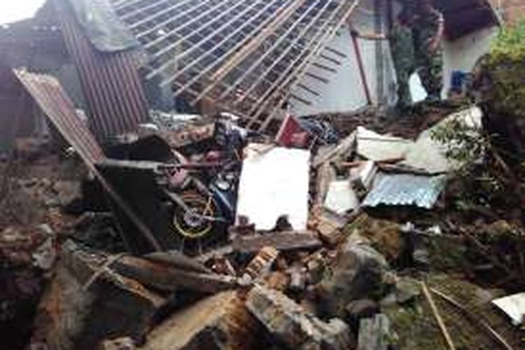Rumah milik Agung, warga Wates Prontakan, Kota Magelang, Jawa Tengah, ambruk akibat longsor, Sabtu (23/5/2016).