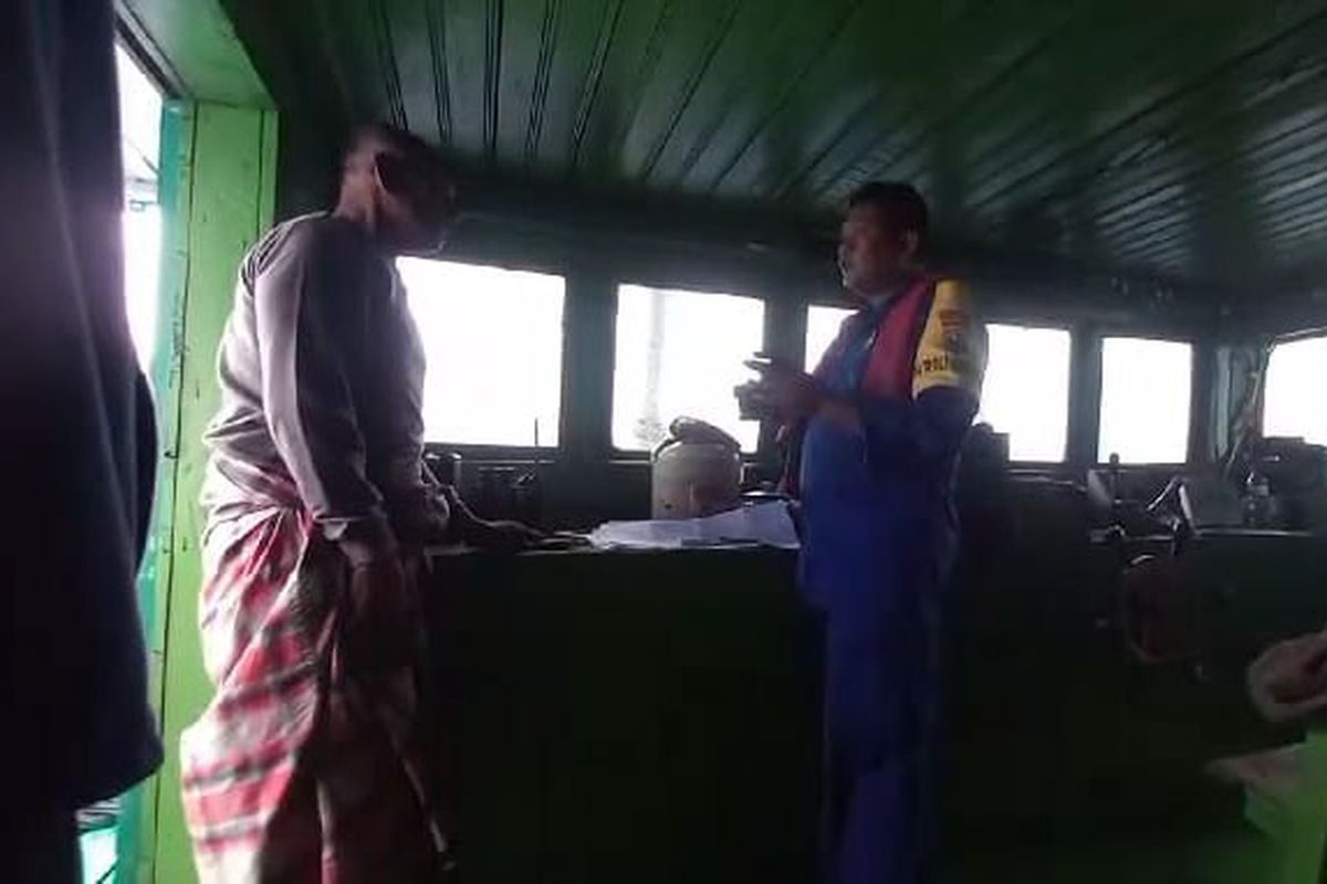 Petugas dari Satpolairud Polres Gresik meminta keterangan anak buah kapal yang selamat, usai kapal motor layar Jannah Setia tenggelam dihantam ombak, Sabtu (2/3/2024).