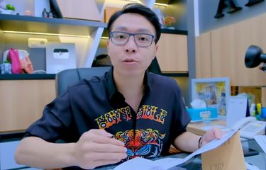 Dokter Richard Lee menunjukkan surat pemanggilan dari Polda Metro Jaya terkait pelaporan oleh Kartika Putri.