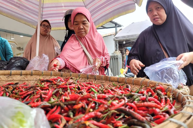 Warga membeli cabai di di Pasar Wage Purwokerto, Kabupaten Banyumas, Jawa Tengah, Rabu (25/10/2023).