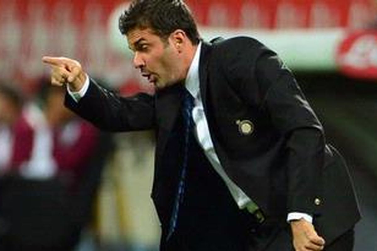 Pelatih Inter Milan, Andrea Stramaccioni: tergoda memakai tiga bek tengah.