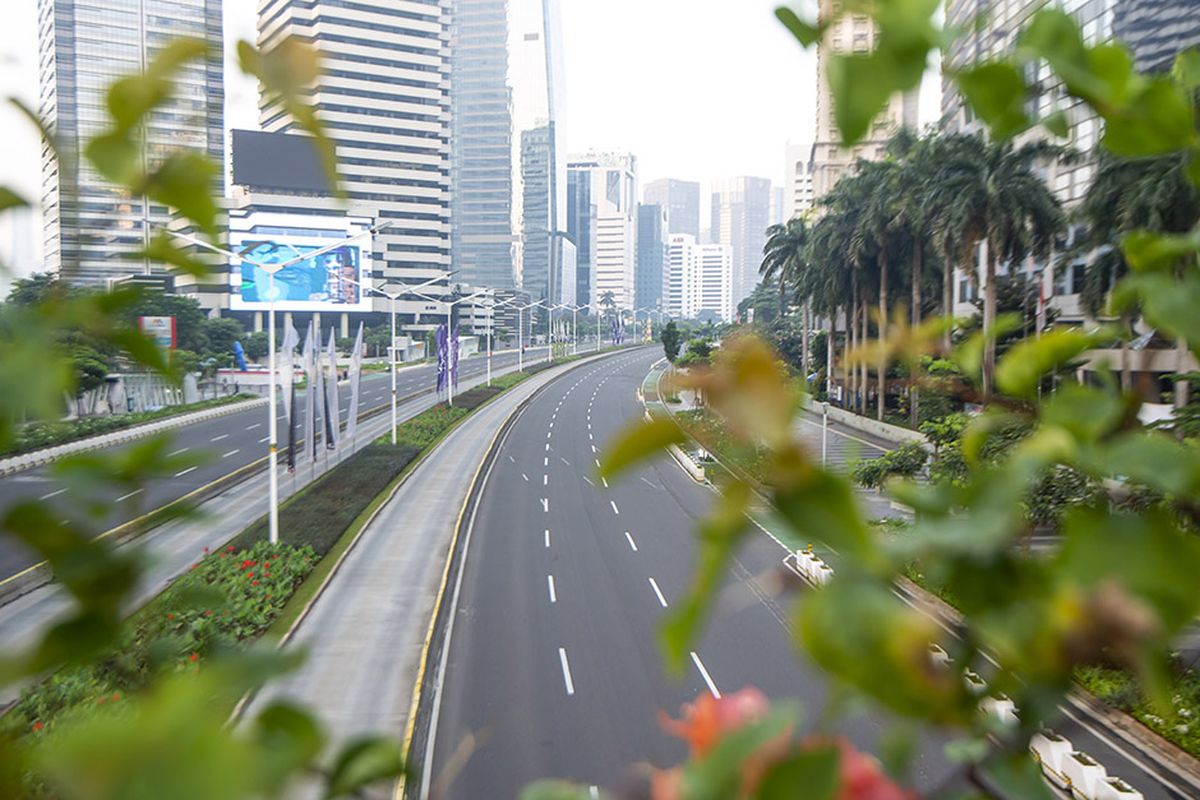 Suasana lengang saat berlangsungnya Pemberlakuan Pembatasan Kegiatan Masyarakat (PPKM) Darurat di kawasan Jenderal Sudirman, Jakarta, Sabtu (3/7/2021). Petugas akan memberikan akses untuk melintas di titik penyekatan PPKM Darurat di 63 titik di wilayah Jadetabek yang berlaku dari 3 - 20 Juli 2021 hanya yang masuk kategori sektor-sektor esensial. ANTARA FOTO/M Risyal Hidayat/hp.