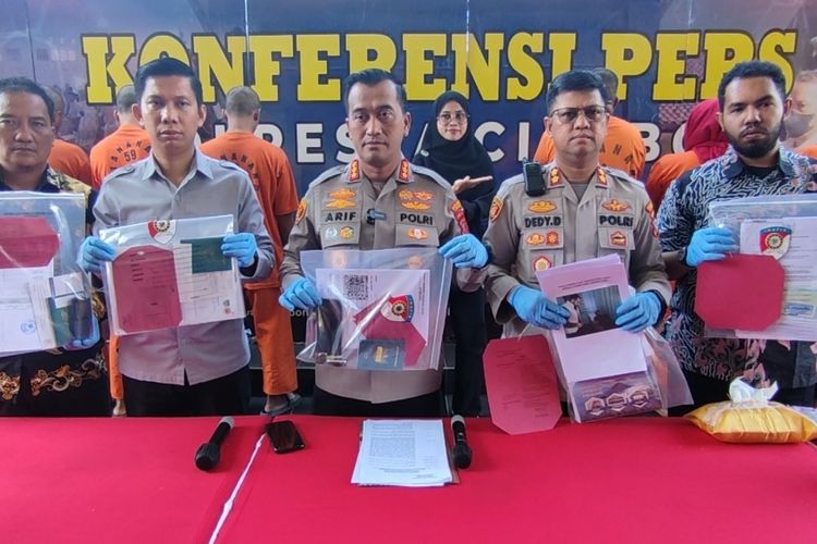 Kapolresta Cirebon Kombes Pol Arif Budiman bersama jajaran Satgas TPPO menunjukkan empat orang pelaku serta beberapa barang bukti, di Mapolresta Cirebon, Jumat (9/6/2023)