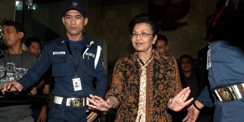 Mantan Menteri Kesehatan Siti Fadillah Supari. KOMPAS IMAGES/KRISTIANTO PURNOMO 