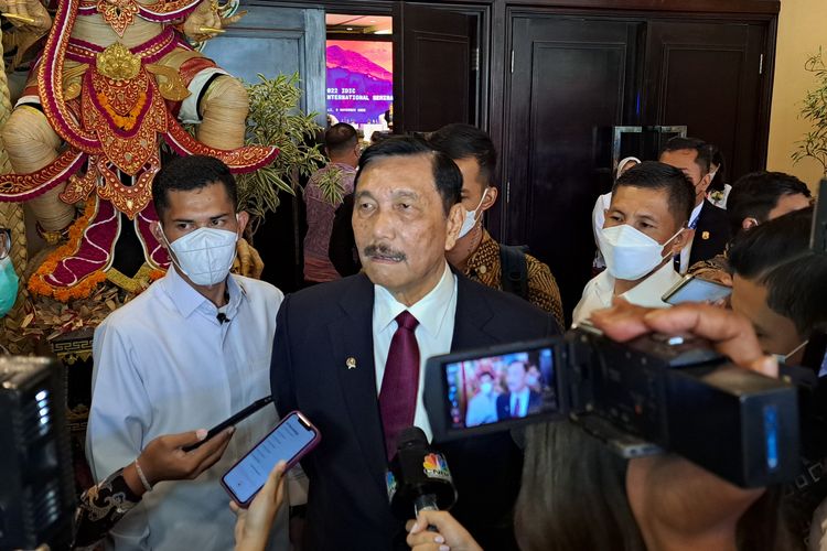 Menteri Koordinator Kemaritiman Luhut Binsar Pandjaitan di Bali memberikan keterangan soal naiknya kasus Covid-19 di Indonesia. 