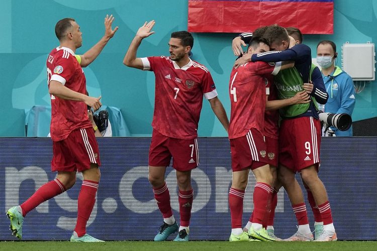 Para pemain Rusia merayakan gol Aleksei Miranchuk ke gawang Finlandia pada laga matchday kedua Grup B Euro 2020 di Stadion St. Petersburg, Rusia, Rabu (16/6/2021). 