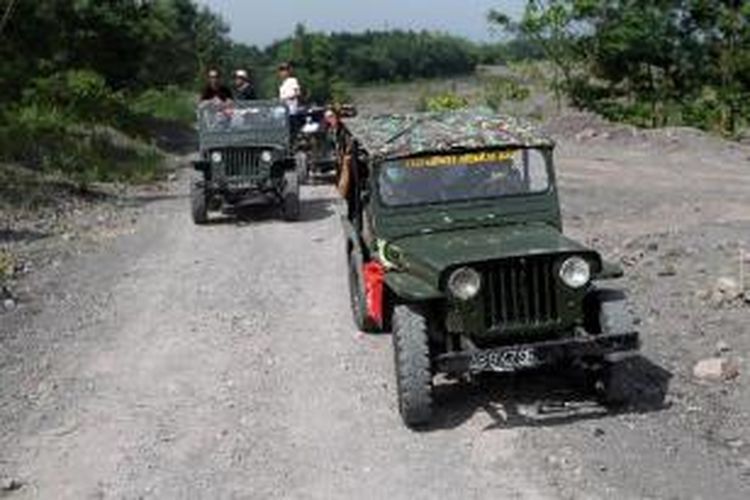 Wisatawan mengendarai mobil jip saat mengikuti wisata lava tour di kaki Gunung Merapi, Sleman, Daerah Istimewa Yogyakarta, beberapa waktu lalu.