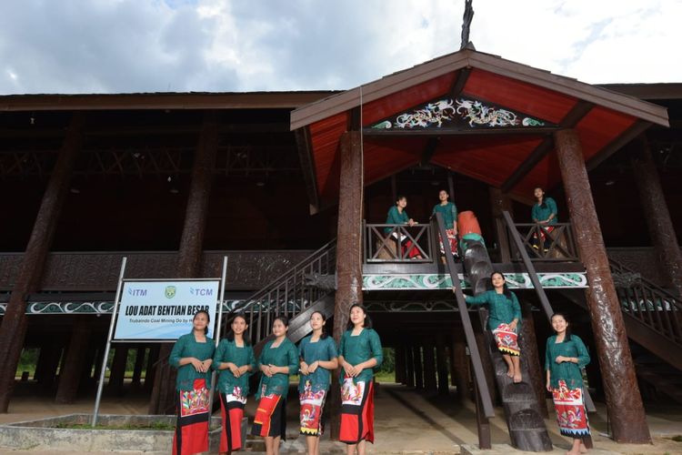 Lewat Lou Bentian, ITMG Perkuat Ruang Komunal Warga Dayak di Kutai Barat