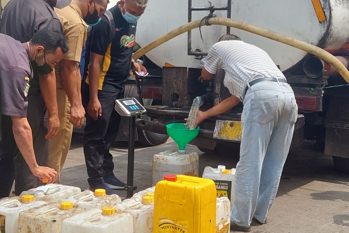 Suasana penyaluran minyak goreng curah yang terhambat di Pasar Anyar, Kota Tangerang, Selasa (29/3/2022).