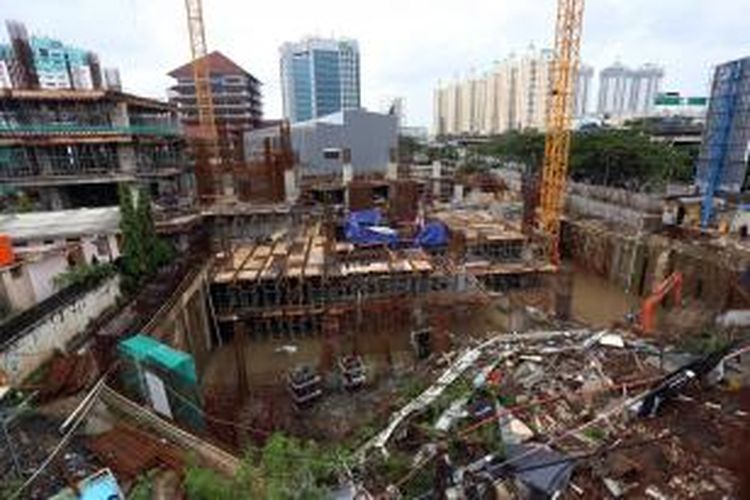 Suasana Jalan longsor di Pulo Besar, Jalan Yos Sudarso, Sunter, Jakarta Utara, Jumat (17/1/2014). Amblasnya jalan tersebut disebabkan karena adanya galian proyek PT SGL sedalam 5 meter dan hujan yang mengguyur Jakarta sejak semalam. Tidak ada korban jiwa dalam peristiwa itu, sementara akses keluar masuk warga sekitar menjadi tertutup. Warta Kota/Angga Bhagya Nugraha