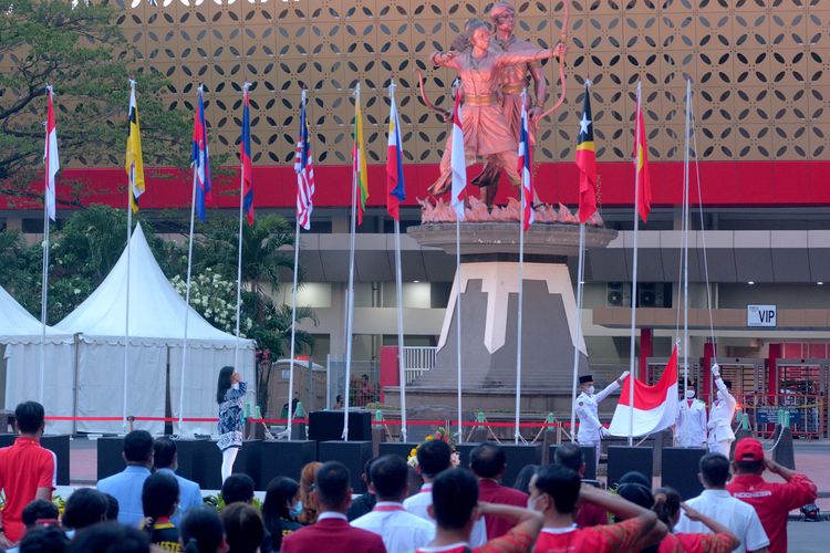 Petugas mengibarkan bendera negara peserta ASEAN Para Games XI 2022 saat upacara Welcoming Ceremony di Komplek Stadion Manahan, Rabu (27/7). 