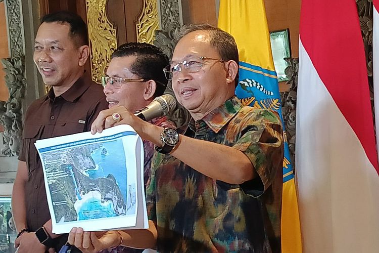 Gubernur Bali, I Wayan Koster saat mengumumkan keputusan terkait proyek lift kaca, di Denpasar, Minggu (23/11/2025). 