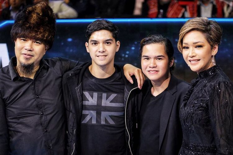 Ahmad Dhani, Al Ghazali, Dul Jaelani, dan Maia Estianty berpose di malam Grand Final Indonesian Idol X, Senin (24/2/2020).