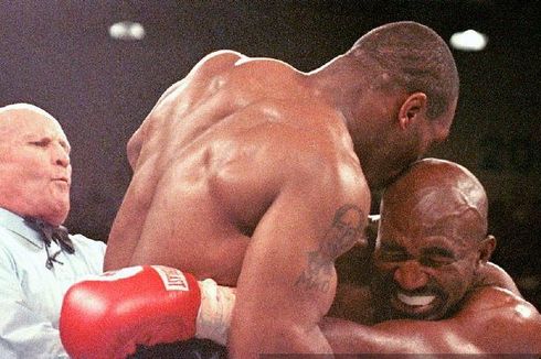 Mike Tyson: Kamu Bisa Bayangkan kalau Saya dan Holyfield Masuk Ring Bersama?