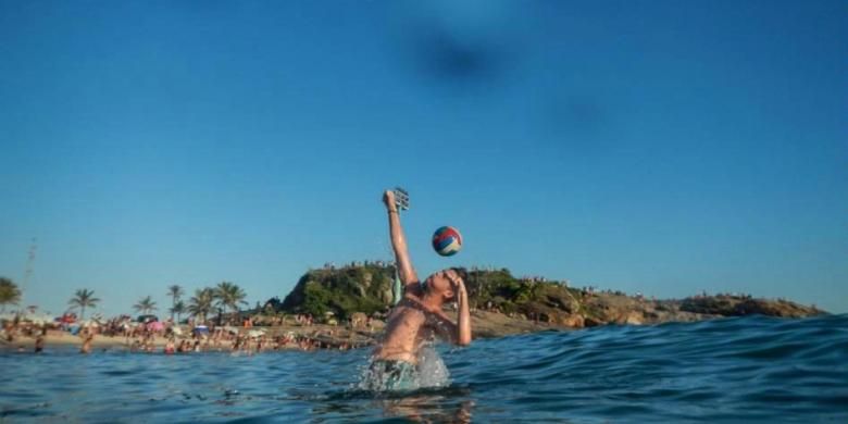 Foto yang direkam anak-anak dalam proyek fotografi yng dikelola AFP untuk anak kawasan kumuh Cidade de Deus. Seorang anak bermain bola di Pantai Ipanema di Rio de Janeiro, Brasil, 1 February 2014.