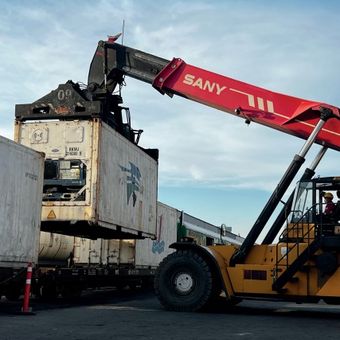 PT Kereta Api Logistik (KAI Logistik) mengoptimalkan layanan KA Kontainer Reefer untuk menjaga kelancaran distribusi produk pangan segar selama periode Natal dan Tahun Baru (Nataru).