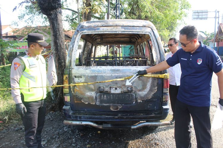 Mobil Tiba-tiba Terbakar di Dekat Rel Kereta Kebumen, Ada Jeriken Berisi Air Campur BBM
