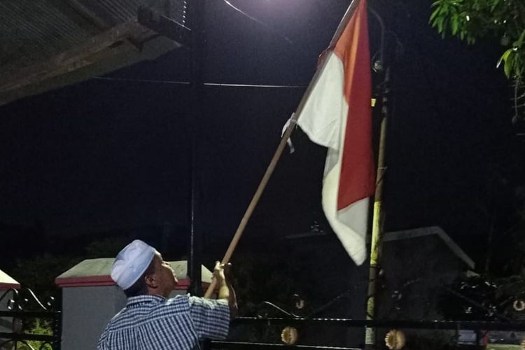 Warga Parepare mendirikan bendera setengah tiang