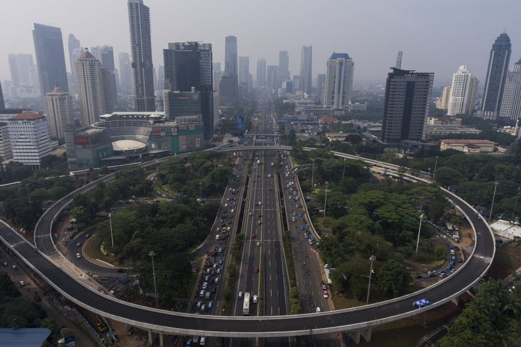 Foto aerial Simpang Susun Semanggi di Jakarta, Jumat (14/7/2017). Jalan layang sepanjang 1,6 kilometer yang mengelilingi Bundaran Semanggi untuk mengurangi kemacetan di kawasan tersebut bakal dilakukan uji coba pada 29 Juli hingga 16 Agustus 17 sebelum diresmikan pada 17 Agustus 2017. 