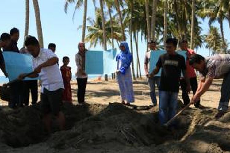 Puluhan korban tsunami di Aceh Barat melakukan aksi gali kuburan untuk dua warga Australia yang terancam hukaman mati karena terlibat kasus narkoba.