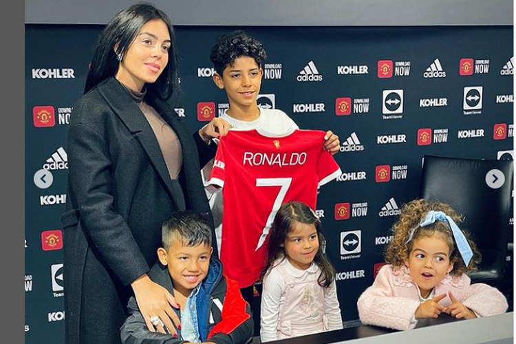 Anak Cristiano Ronaldo (tengah) menandatangani kontra di Manchester United U12, Kamis (10/2/2022). 