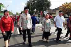 Berjalan Kaki ke KPU Sleman, Pasangan Kustini-Danang Kompak Pakai Batik Salak Parijoto