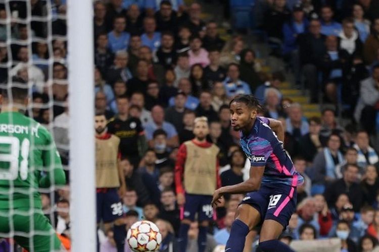 Penyerang RB Leipzig, Christopher Nkunku, sukses mencetak tiga gol ke gawang Manchester City di Liga Champions, Kamis (16/9/2021) dini hari. Tetapi, RB Leipzig kalah 3-6 dari Man City.