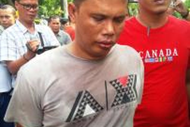 Pelaku pencabulan ?Erwin Harahap siswi SMP saat di gelandang penyidik ke ruang juru periksa Mapolsekta Medan Kota, Sabtu (7/11).