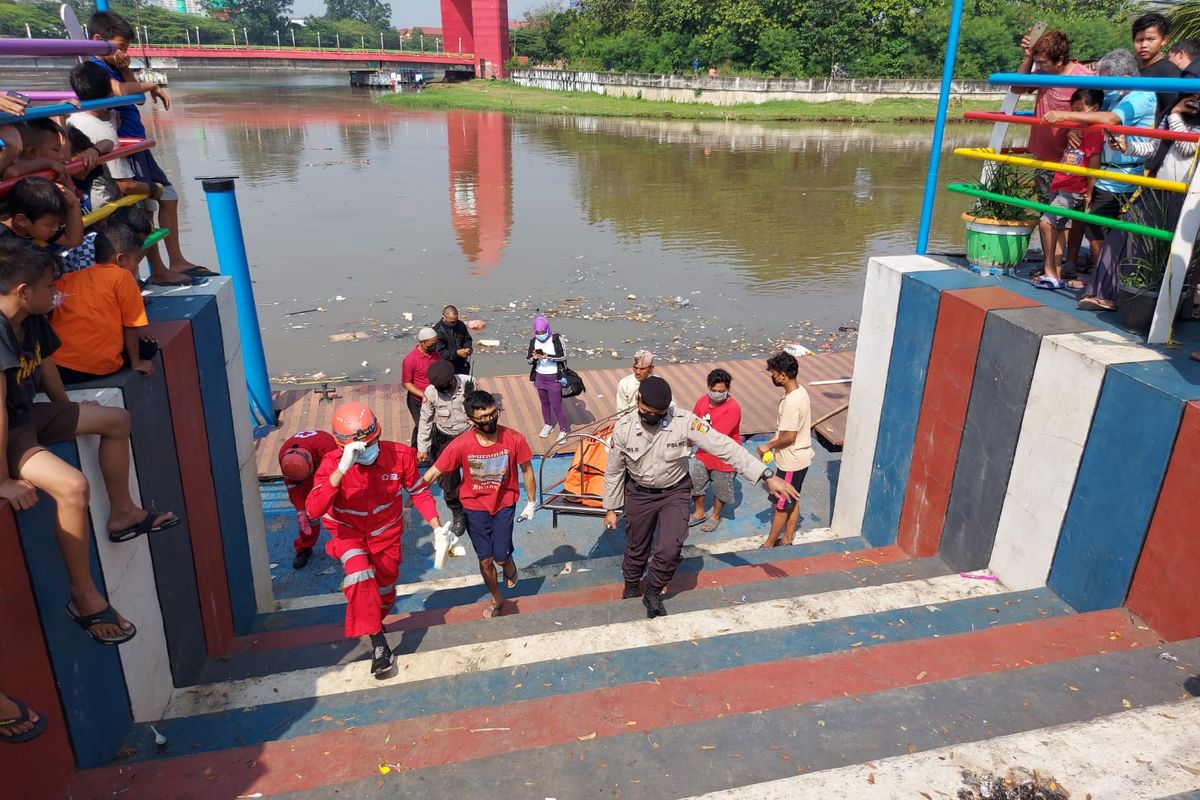 PMI Kota Tangerang dan kepolisian saat mengevakuasi jenazah pria tak dikenal yang ditemukan tewas mengambang di Sungsi Cisadane, Kecamatan Tangerang, Kota Tangerang, Minggu (1/8/2021)