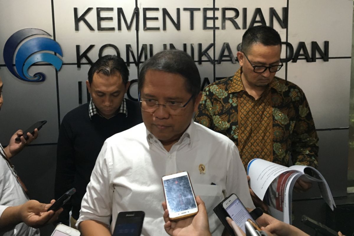 Menkominfo Rudiantara di kantor Kominfo, Selasa (15/5/2018) memberi penjelasan terkait akun medsos radikal.