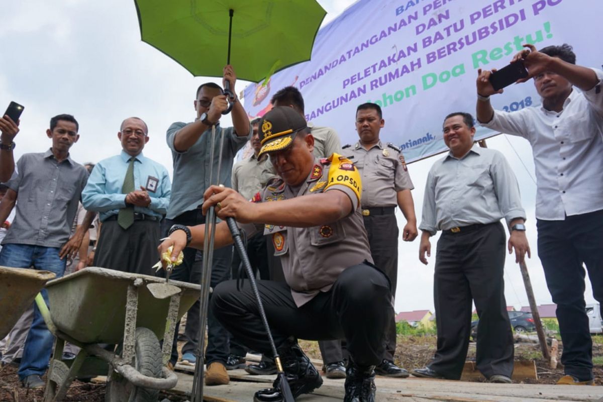 Kapolda Kalbar Irjen Pol Didi Haryono saat peletakan batu pertama pembangunan Star Bhayangkara Residen yang ditujukan untuk anggota kepolisian yang dibangun di Desa Kapur, Kecamatan Sungai Raya, Kabupaten Kubu Raya, Kalimantan Barat, Senin (1/10/2018).