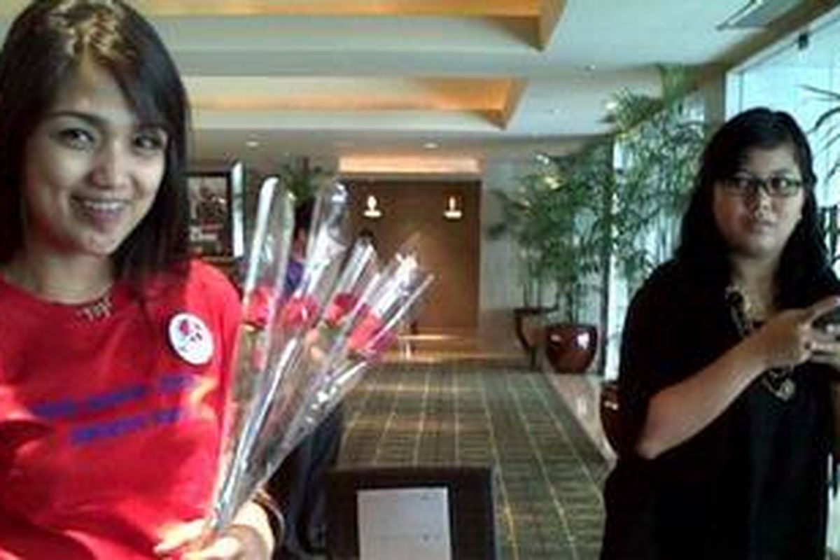 Kalangan mahasiswa, relawan Jokowi-Ahok  menjual 1000 mawar merah untuk galang dana kampanye keduanya. Penjualan ini dilakukan saat acara nonton bareng Jokowi-Ahok di di XXI Taman Ismail Marzuki, pagi ini, Sabtu (14/4/2012).