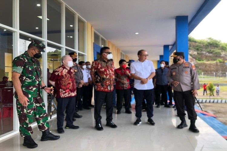 Gubernur Sulut Olly Dondokambey bersama rombongan saat meninjau kesiapan Bandara Bung Karno Siau, Sitaro.