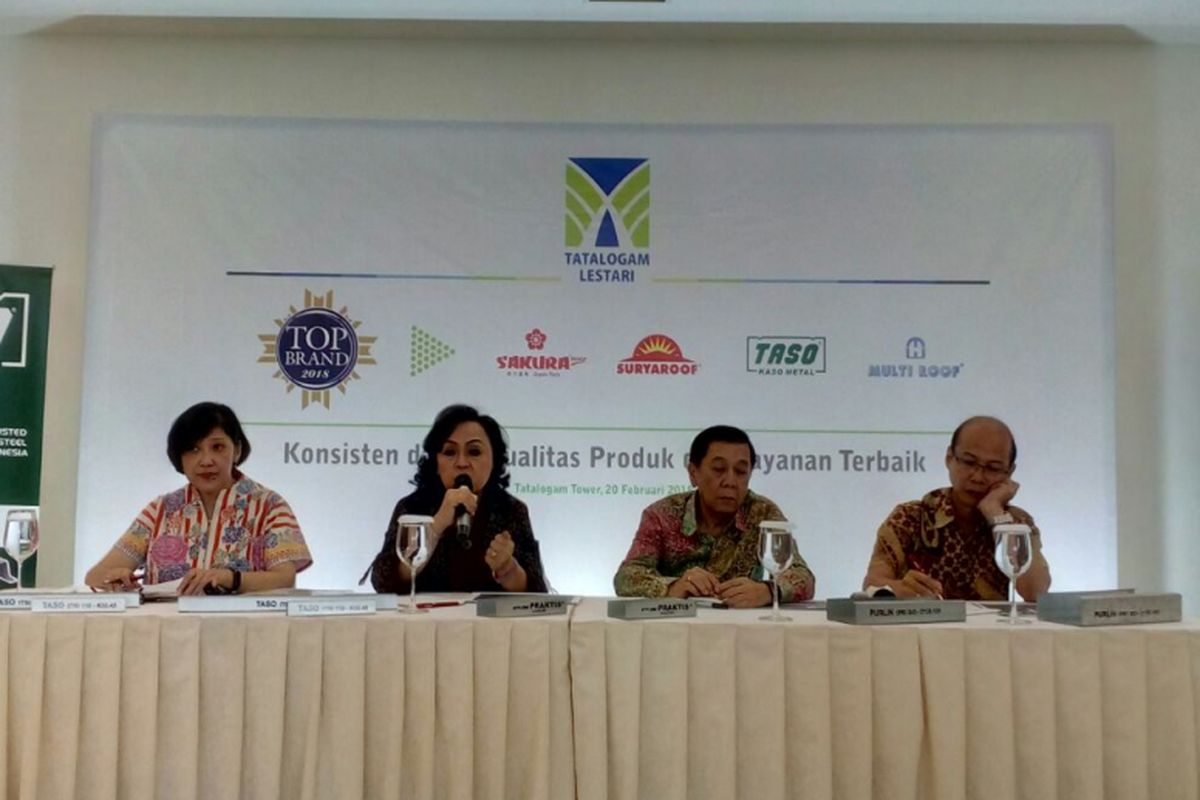 General Manager Sales & Marketing PT Tatalogam Lestari Tina Handayani Swatanto, CFO Wulani Wihardjono, CEO Yarryanto Rismono Koeswandi, GM Market Development Harsono Mintono saat jumpa pers, di Jakarta, Selasa (20/2/2018). 