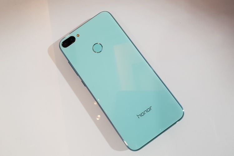 Honor 9i dengan warna telur asin