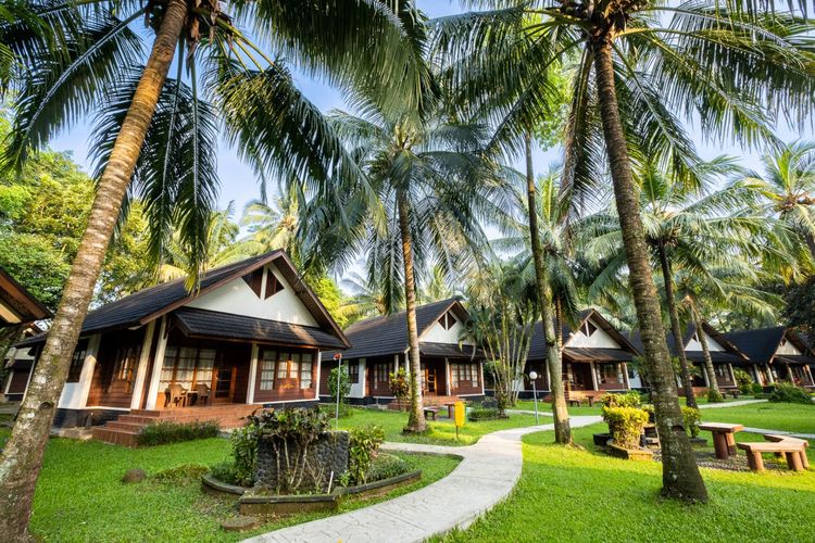Banyak hotel di Carita-Anyer yang menawarkan akses langsung ke pantai pasir putih, lengkap dengan kolam renang dan view laut. Salah satunya Mutiara Carita Cottages.
