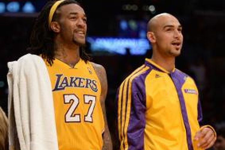 Pebasket Los Angeles Lakers, Jordan Hill (kiri) dan rekan satu timnya, Robert Sacre, melihat aksi slam dunk Xavier Henry, saat timnya bertemu New Orleans Pelicans di Staples Center, Los Angeles, Selasa (12/11/2013). Lakers menang 116-95.