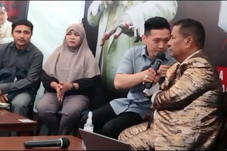 Orang tua bocah korban pemerkosaan Manado temui Hotman Paris di Surabaya, Sabtu (24/9/2022).